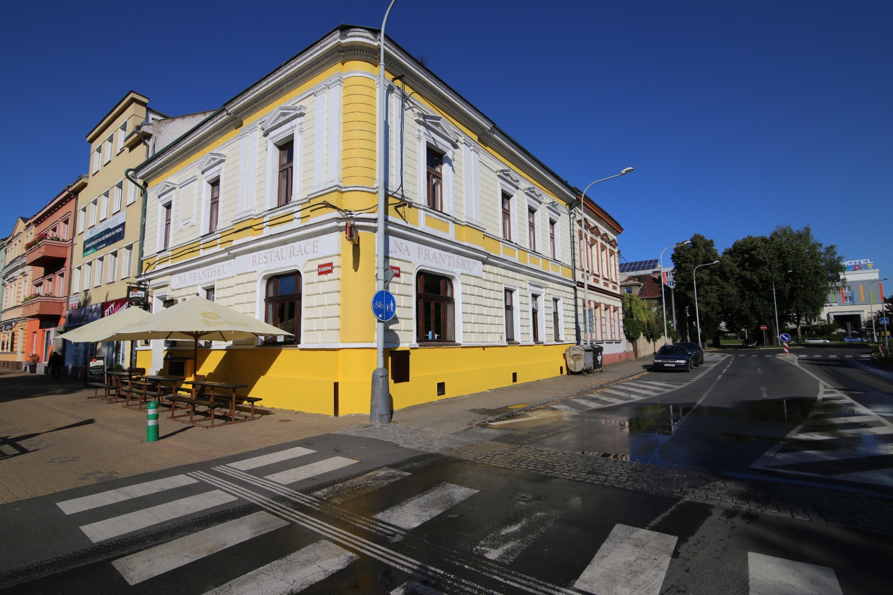 Restaurace Na Františku — žlutá historická budova na rohu Riegrovy ulice v Kralupech